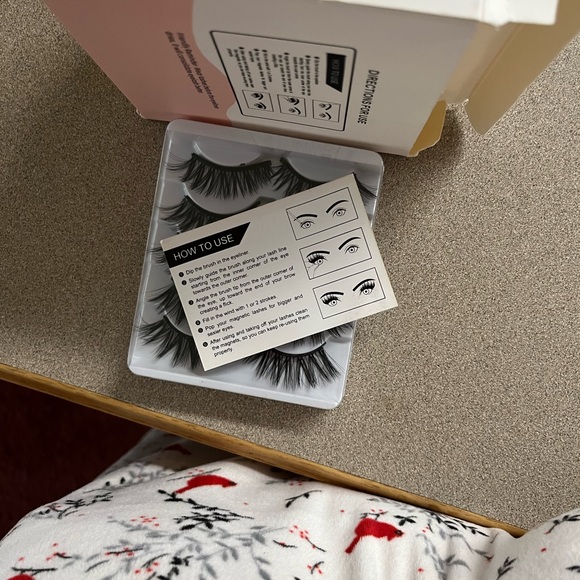 New magnetic eyelashes! Just open box to display. Absolutely beautiful! No tags - Picture 6 of 7